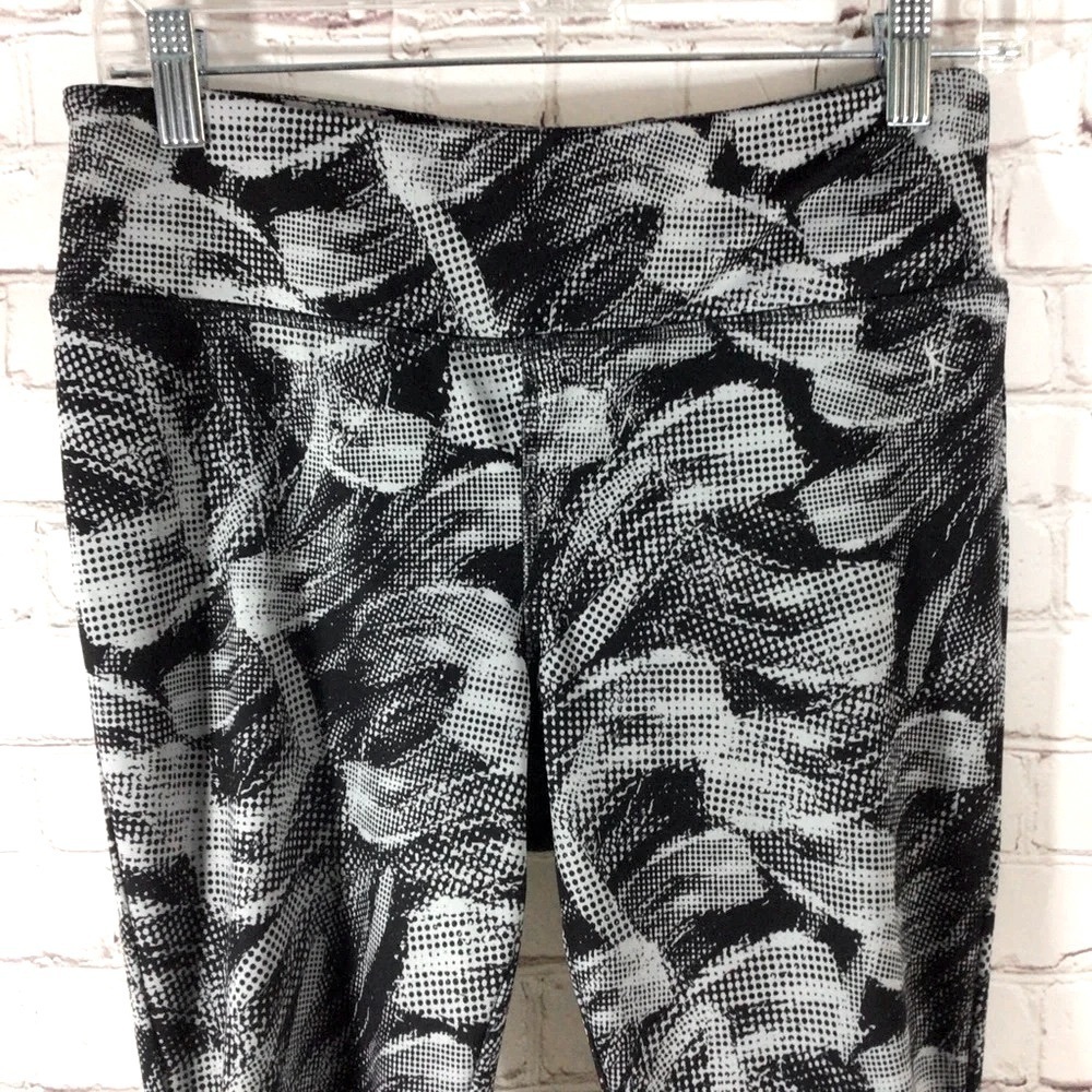 Danskin Now Black & Gray Capri Leggings with pocket - Size Medium (8-10) - Picture 2 of 10